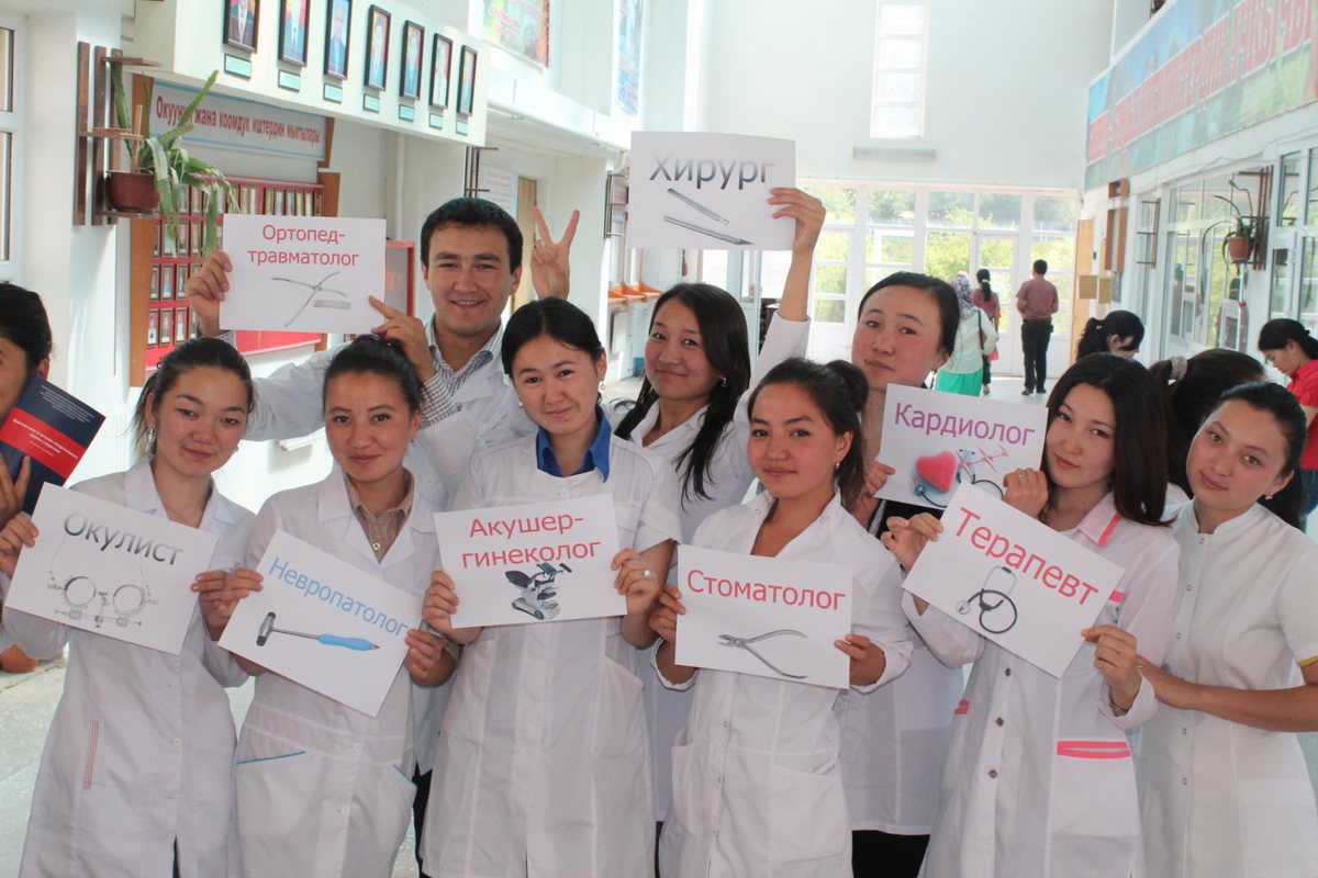 Студенттер тандаган адистиктерин көрсөтүп турушат / Students presenting the specialties they are heading for